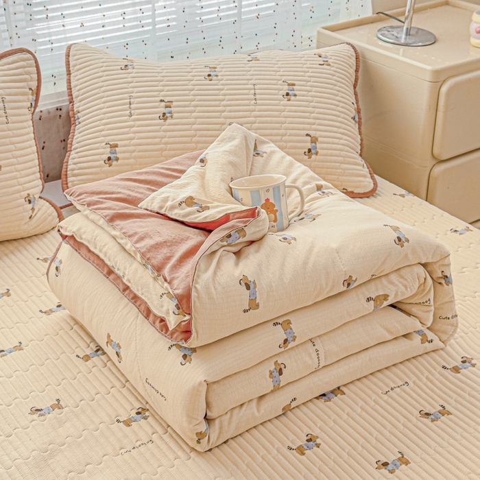 91家纺网 家纺一手货源 找家纺 贝扬思家纺 2026新款云感双层纱7A抗菌夏被四件套系列-栀夏系列 栀夏-俏皮狗