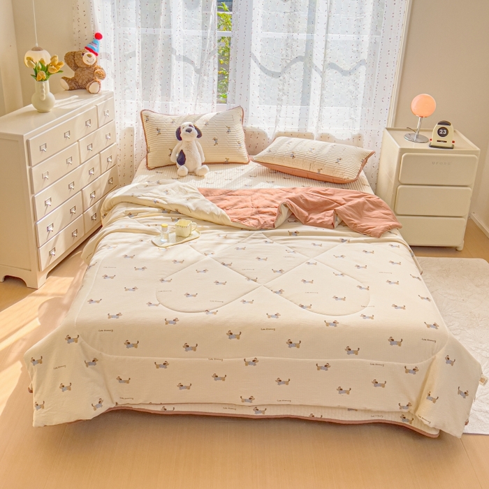 91家纺网 家纺一手货源 找家纺 贝扬思家纺 2026新款云感双层纱7A抗菌夏被四件套系列-栀夏系列 栀夏-俏皮狗