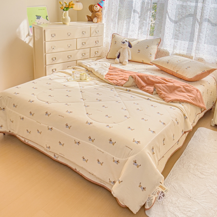 91家纺网 家纺一手货源 找家纺 贝扬思家纺 2026新款云感双层纱7A抗菌夏被四件套系列-栀夏系列 栀夏-俏皮狗