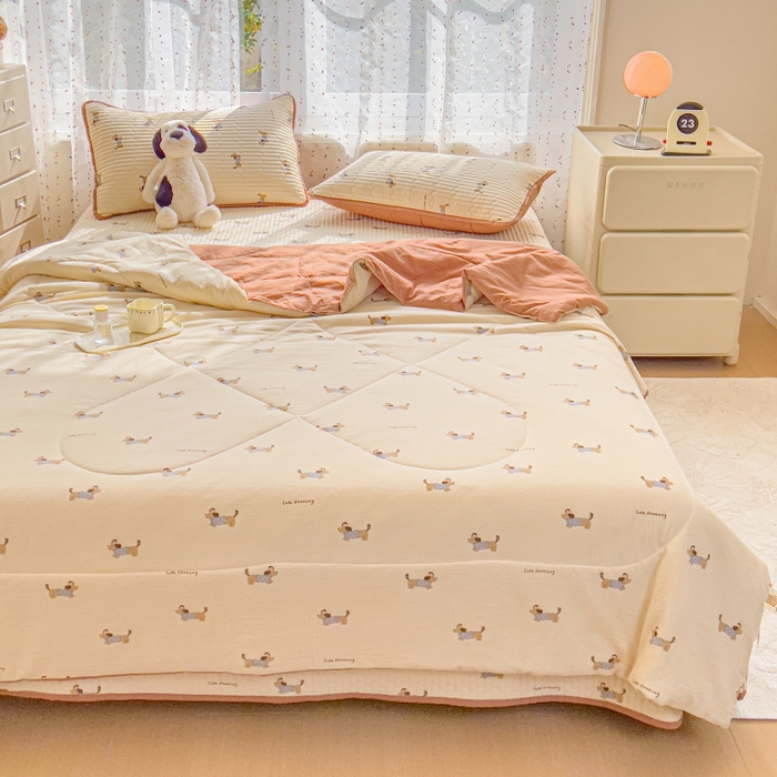 91家纺网 家纺一手货源 找家纺 贝扬思家纺 2026新款云感双层纱7A抗菌夏被四件套系列-栀夏系列 栀夏-俏皮狗