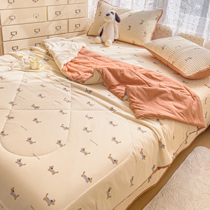 91家纺网 家纺一手货源 找家纺 贝扬思家纺 2026新款云感双层纱7A抗菌夏被四件套系列-栀夏系列 栀夏-俏皮狗