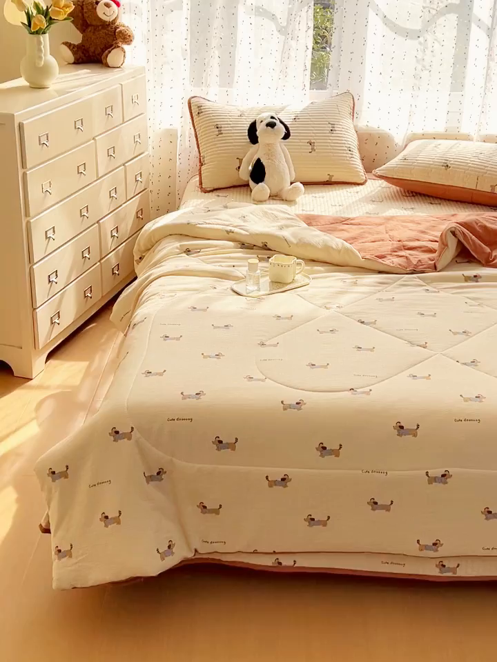 91家纺网 家纺一手货源 找家纺 贝扬思家纺 2026新款云感双层纱7A抗菌夏被四件套系列-栀夏系列 栀夏-俏皮狗