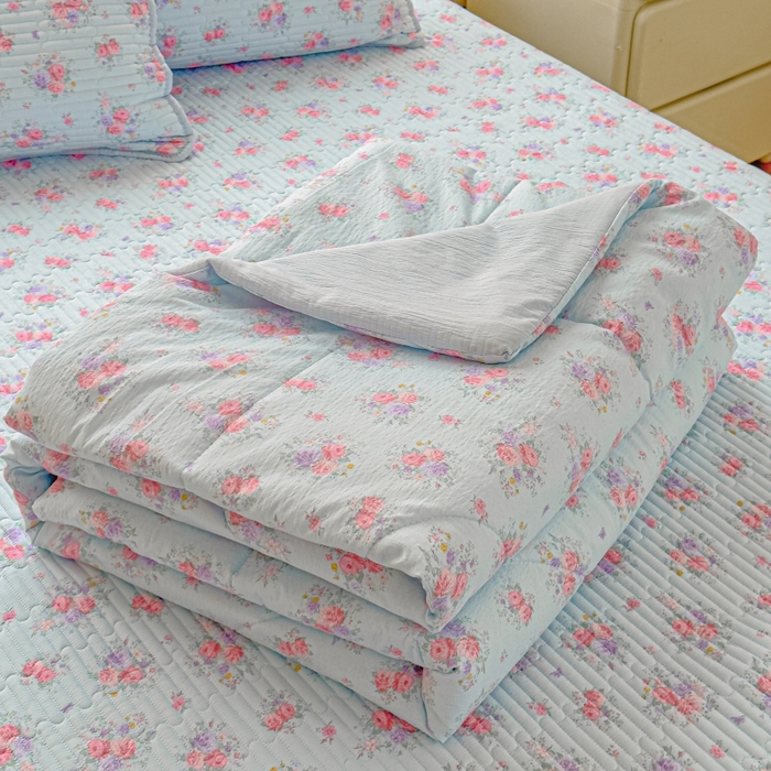 91家纺网 家纺一手货源 找家纺 贝扬思家纺 2026新款云感双层纱7A抗菌夏被四件套系列-栀夏系列 栀夏-清风雨雾蓝