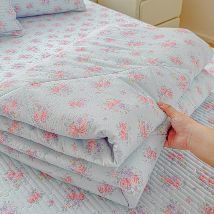 91家纺网 家纺一手货源 找家纺 贝扬思家纺 2026新款云感双层纱7A抗菌夏被四件套系列-栀夏系列 栀夏-清风雨雾蓝