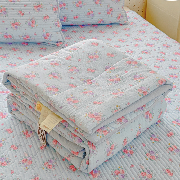 91家纺网 家纺一手货源 找家纺 贝扬思家纺 2026新款云感双层纱7A抗菌夏被四件套系列-栀夏系列 栀夏-清风雨雾蓝