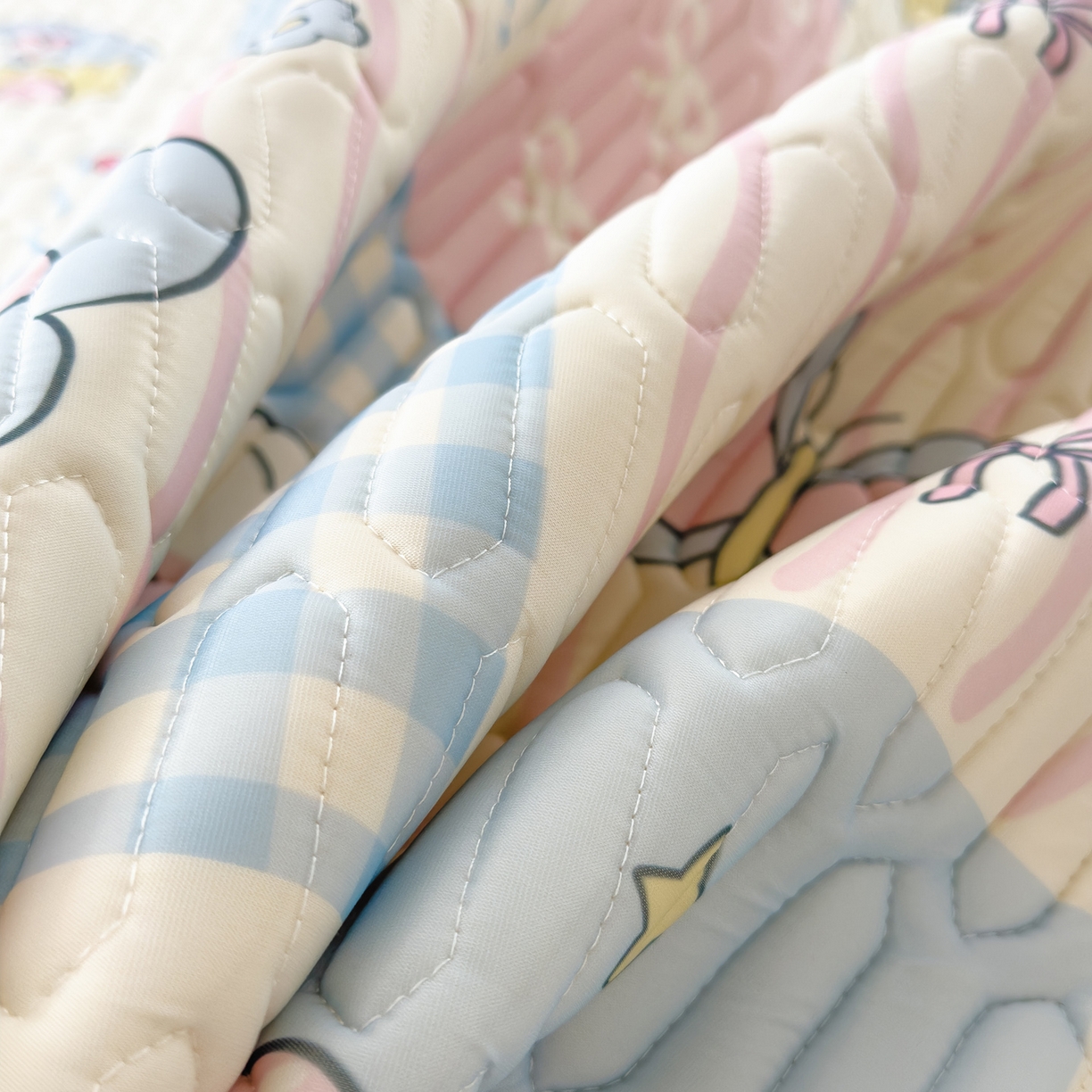 91家纺网 家纺一手货源 找家纺 摩妮卡 2026新款数码大版小清新乳胶凉席床席款三件套-场景一 甜蜜邂逅