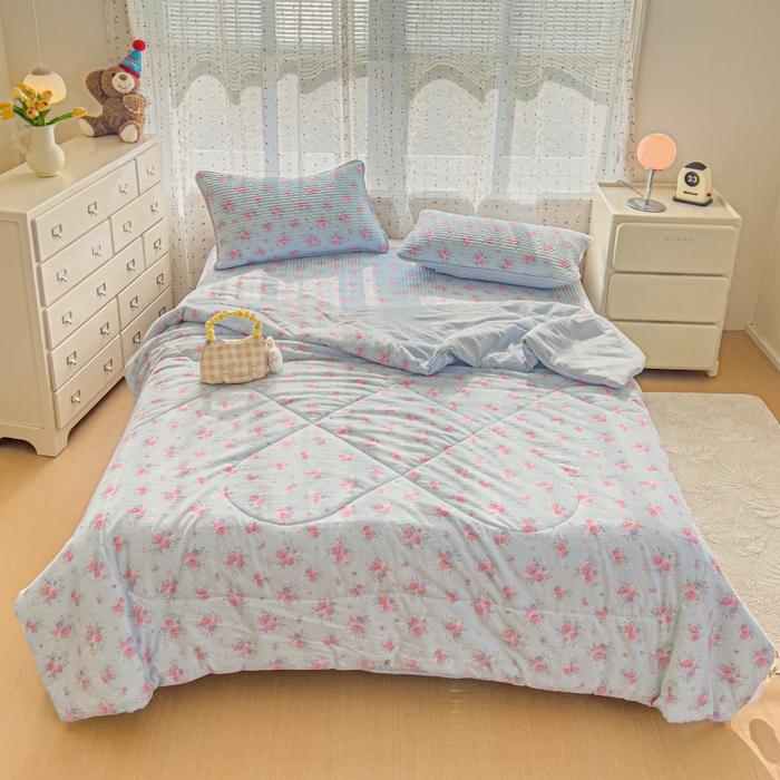 91家纺网 家纺一手货源 找家纺 贝扬思家纺 2026新款云感双层纱7A抗菌夏被四件套系列-栀夏系列 栀夏-清风雨雾蓝