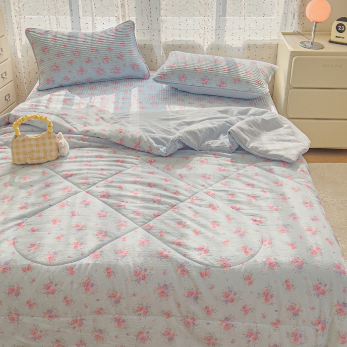 91家纺网 家纺一手货源 找家纺 贝扬思家纺 2026新款云感双层纱7A抗菌夏被四件套系列-栀夏系列 栀夏-清风雨雾蓝