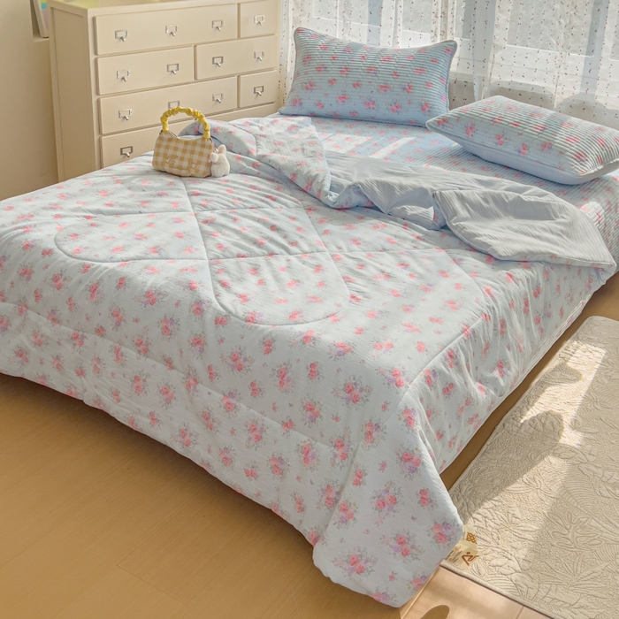 91家纺网 家纺一手货源 找家纺 贝扬思家纺 2026新款云感双层纱7A抗菌夏被四件套系列-栀夏系列 栀夏-清风雨雾蓝