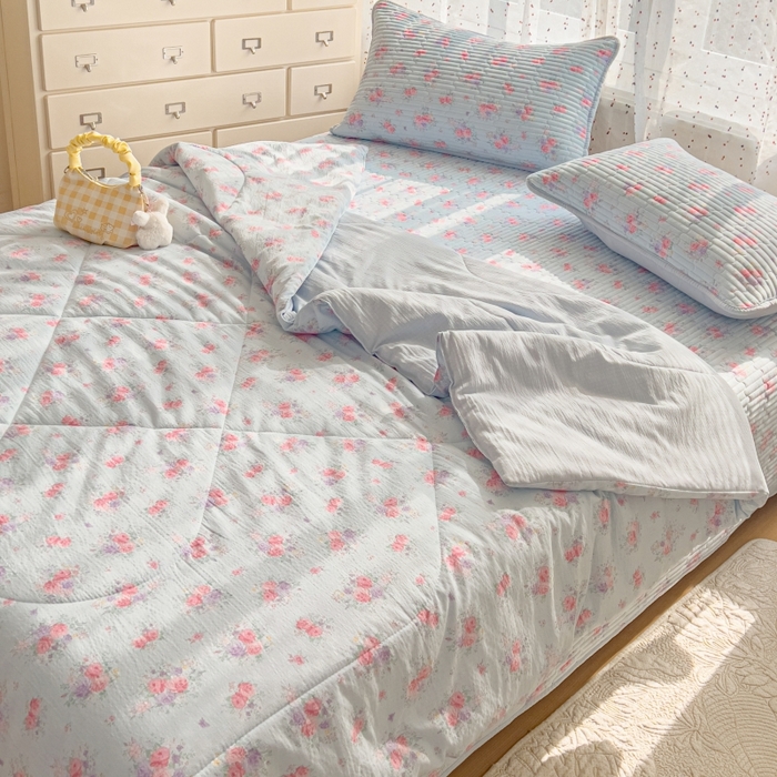 91家纺网 家纺一手货源 找家纺 贝扬思家纺 2026新款云感双层纱7A抗菌夏被四件套系列-栀夏系列 栀夏-清风雨雾蓝