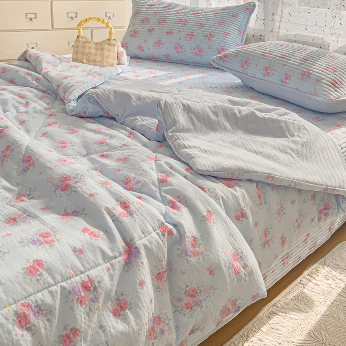 91家纺网 家纺一手货源 找家纺 贝扬思家纺 2026新款云感双层纱7A抗菌夏被四件套系列-栀夏系列 栀夏-清风雨雾蓝