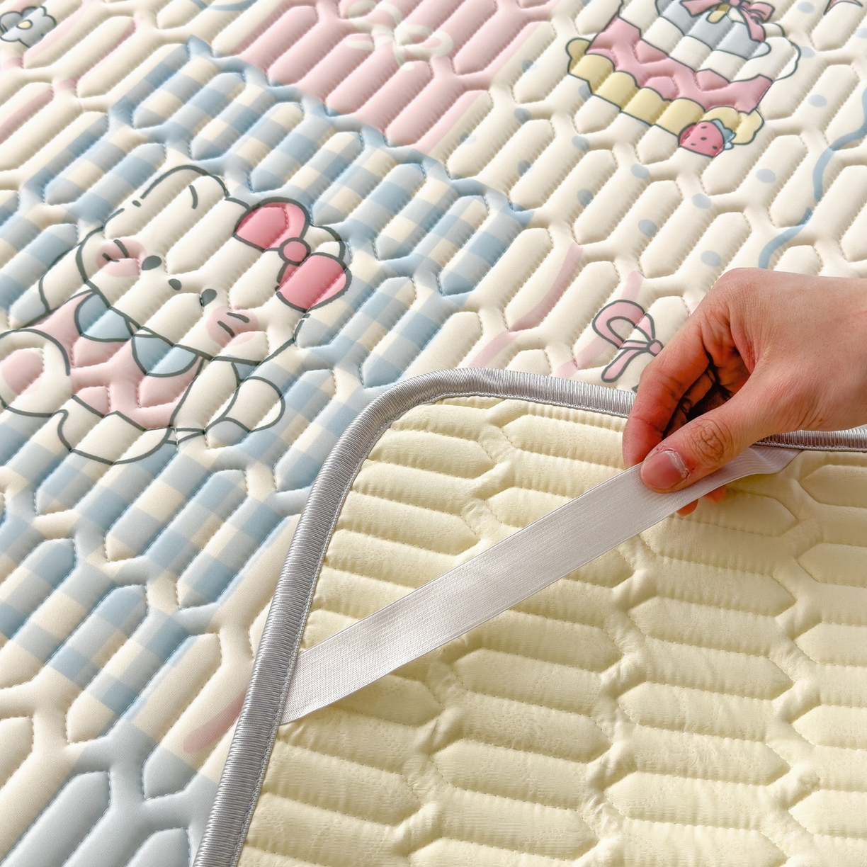 91家纺网 家纺一手货源 找家纺 摩妮卡 2026新款数码大版小清新乳胶凉席床席款三件套-场景一 甜蜜邂逅