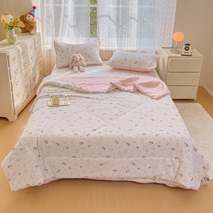 91家纺网 家纺一手货源 找家纺 贝扬思家纺 2026新款云感双层纱7A抗菌夏被四件套系列-栀夏系列 栀夏-晴天小猫