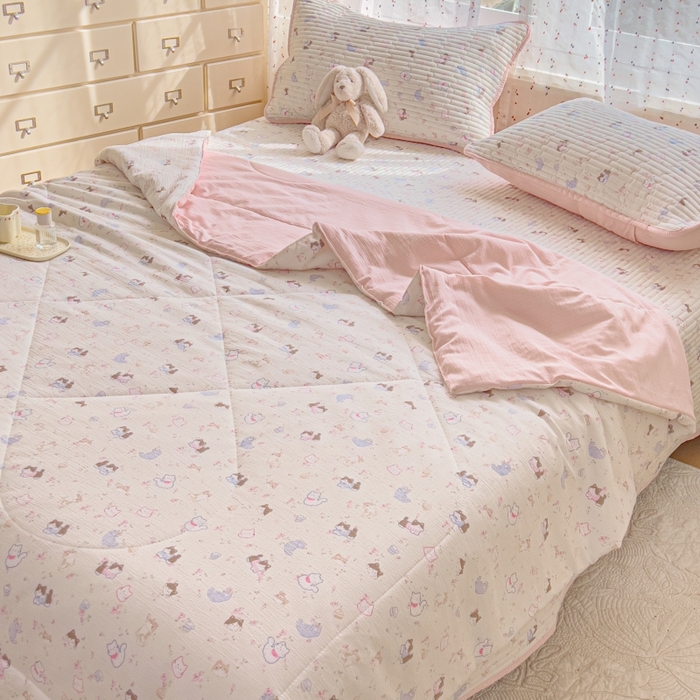 91家纺网 家纺一手货源 找家纺 贝扬思家纺 2026新款云感双层纱7A抗菌夏被四件套系列-栀夏系列 栀夏-晴天小猫