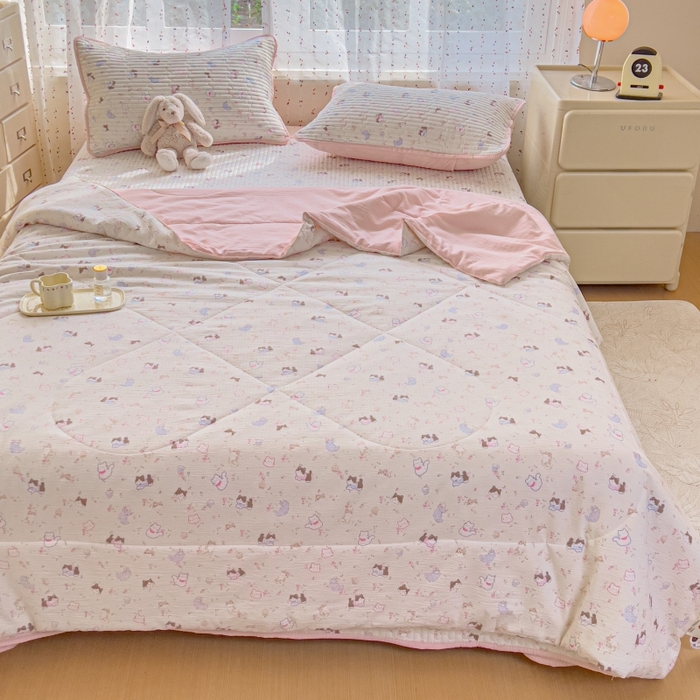 91家纺网 家纺一手货源 找家纺 贝扬思家纺 2026新款云感双层纱7A抗菌夏被四件套系列-栀夏系列 栀夏-晴天小猫