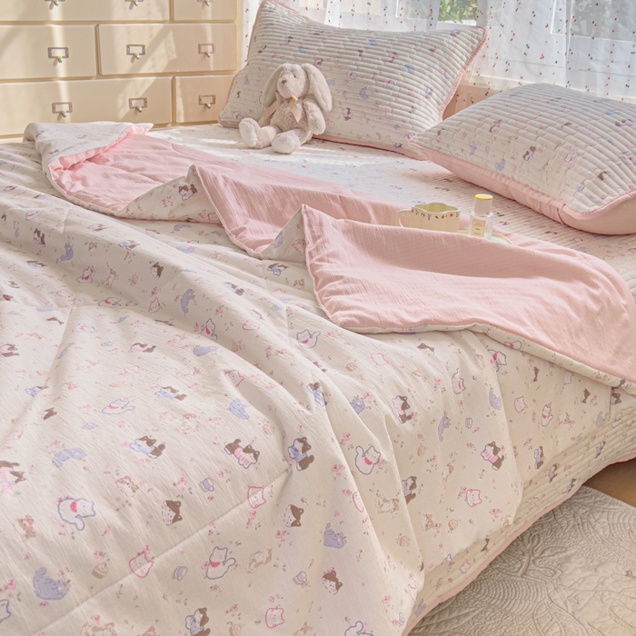 91家纺网 家纺一手货源 找家纺 贝扬思家纺 2026新款云感双层纱7A抗菌夏被四件套系列-栀夏系列 栀夏-晴天小猫