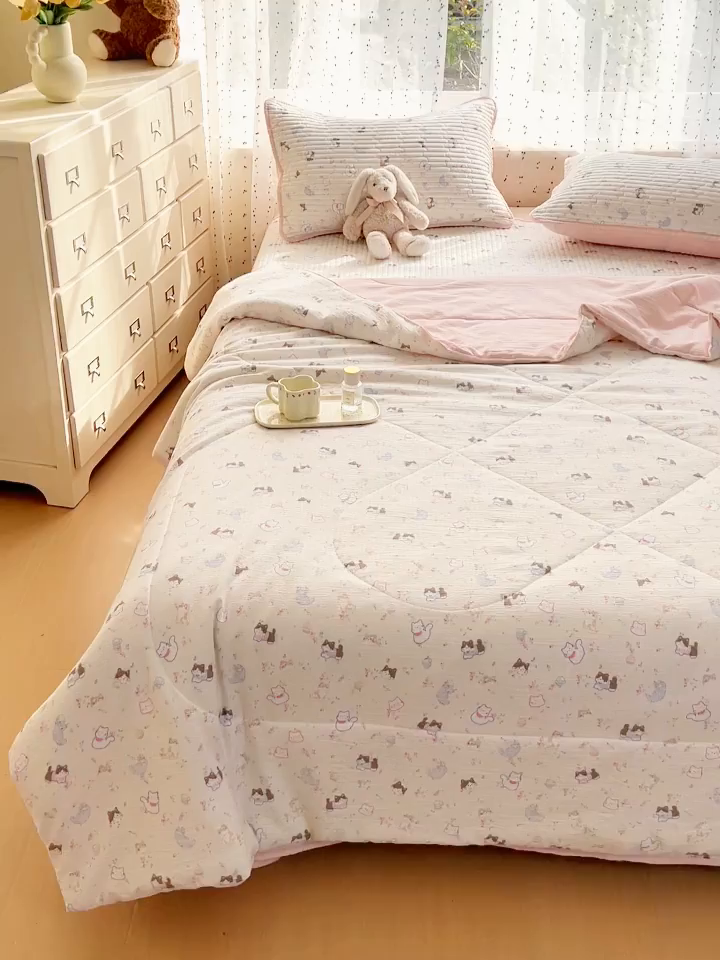 91家纺网 家纺一手货源 找家纺 贝扬思家纺 2026新款云感双层纱7A抗菌夏被四件套系列-栀夏系列 栀夏-晴天小猫