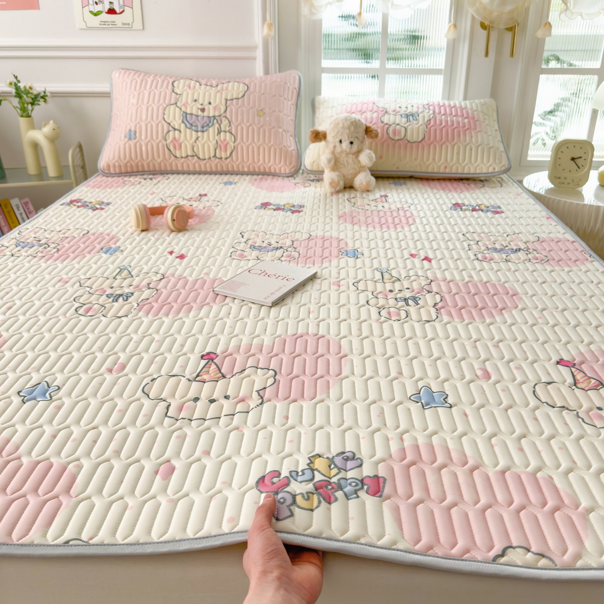 91家纺网 家纺一手货源 找家纺 摩妮卡 2026新款数码大版小清新乳胶凉席床席款三件套-场景一 甜心小熊