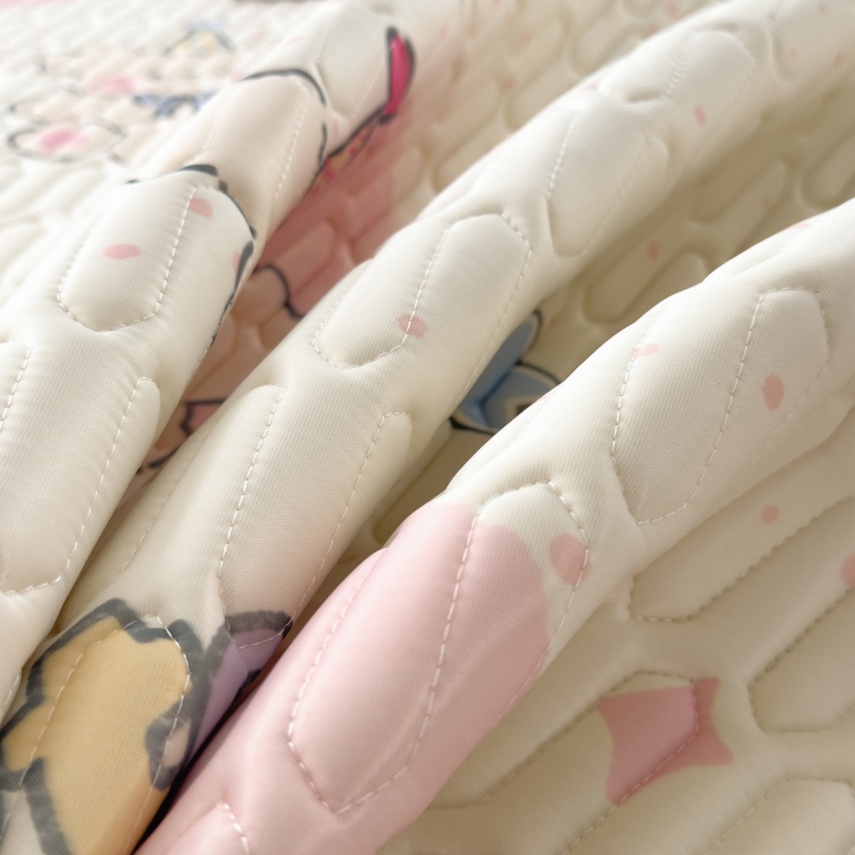 91家纺网 家纺一手货源 找家纺 摩妮卡 2026新款数码大版小清新乳胶凉席床席款三件套-场景一 甜心小熊