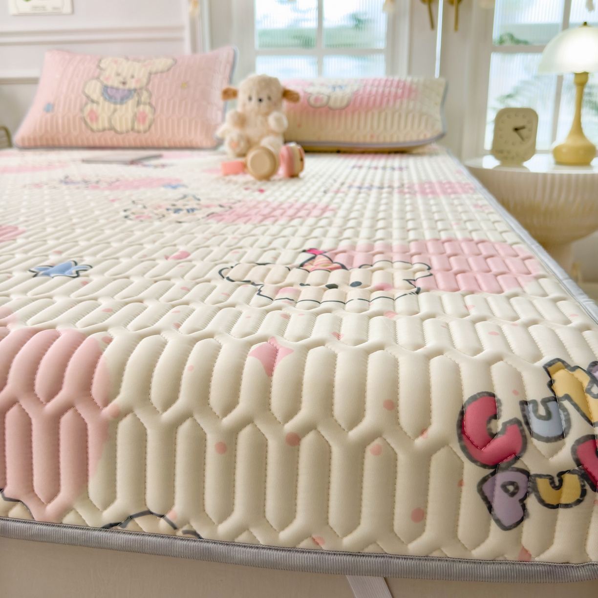 91家纺网 家纺一手货源 找家纺 摩妮卡 2026新款数码大版小清新乳胶凉席床席款三件套-场景一 甜心小熊