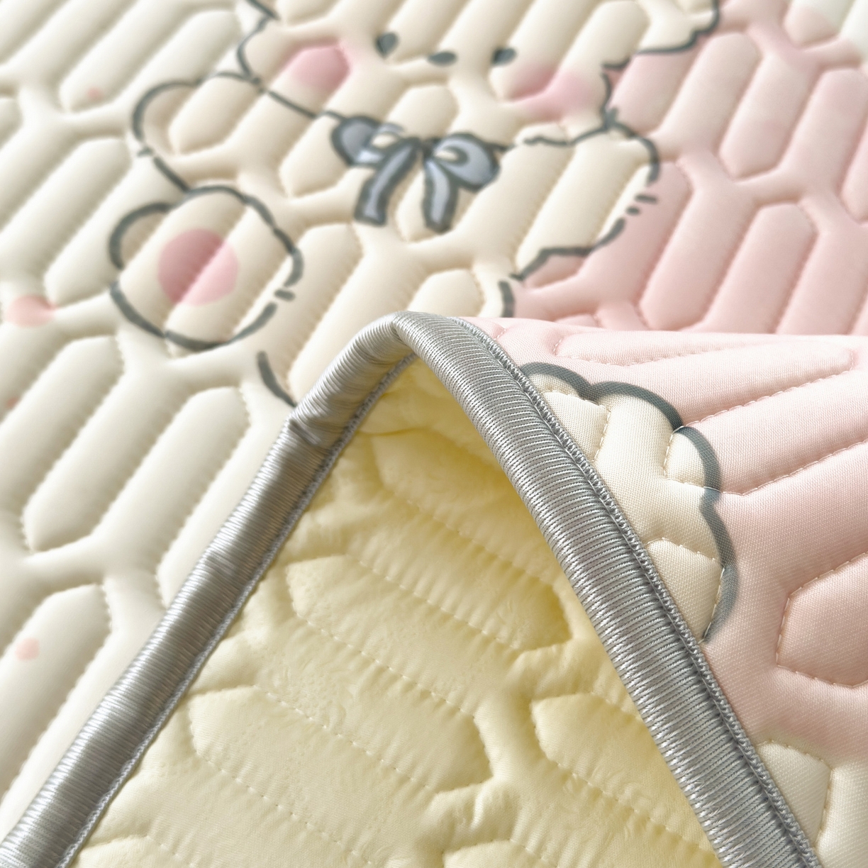 91家纺网 家纺一手货源 找家纺 摩妮卡 2026新款数码大版小清新乳胶凉席床席款三件套-场景一 甜心小熊