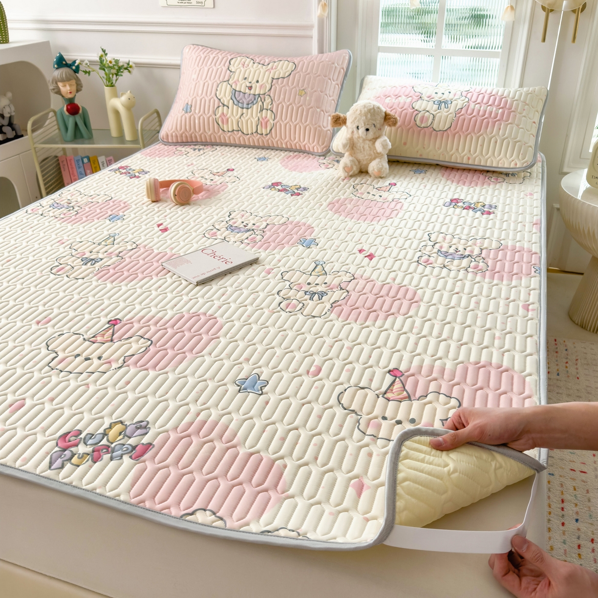 91家纺网 家纺一手货源 找家纺 摩妮卡 2026新款数码大版小清新乳胶凉席床席款三件套-场景一 甜心小熊