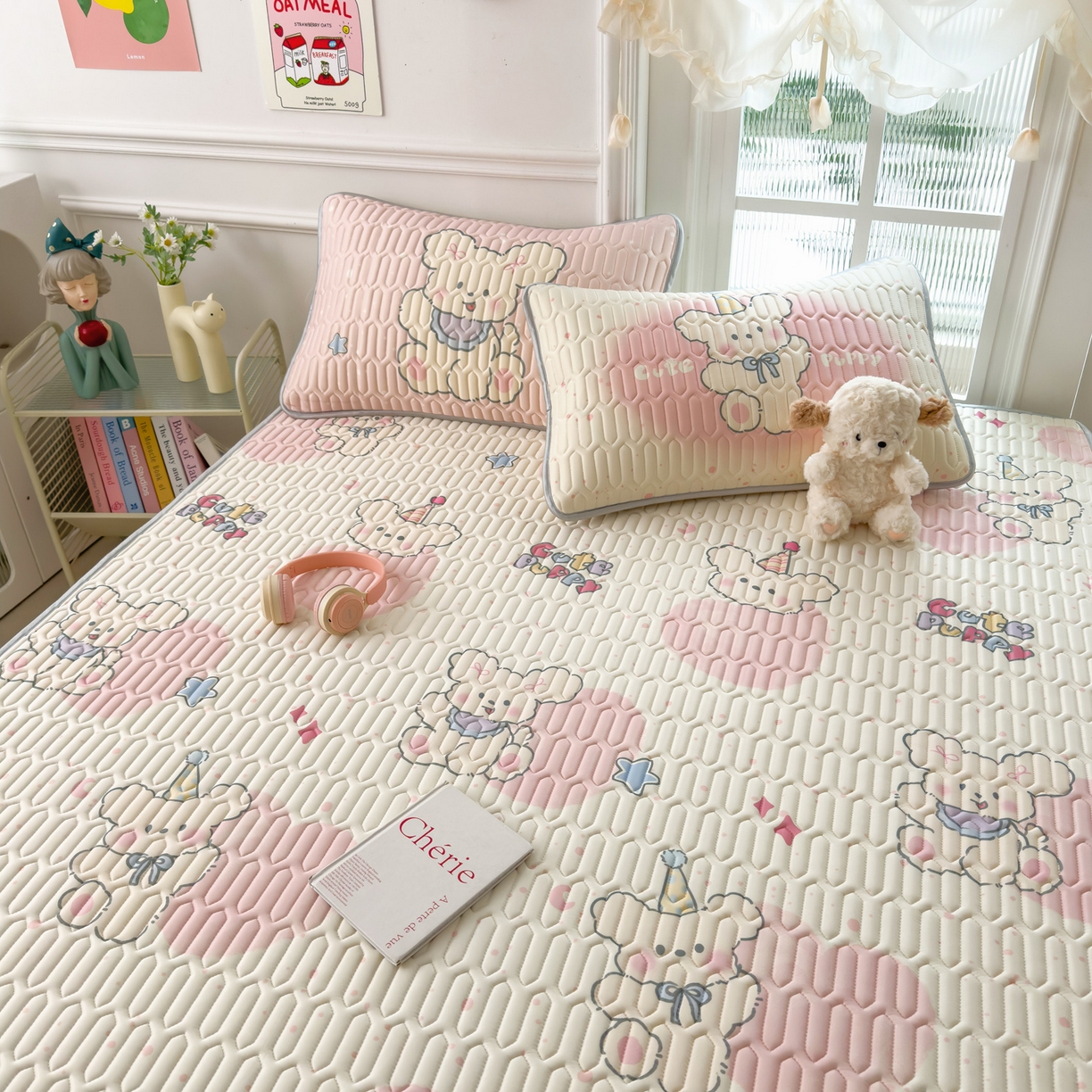 91家纺网 家纺一手货源 找家纺 摩妮卡 2026新款数码大版小清新乳胶凉席床席款三件套-场景一 甜心小熊