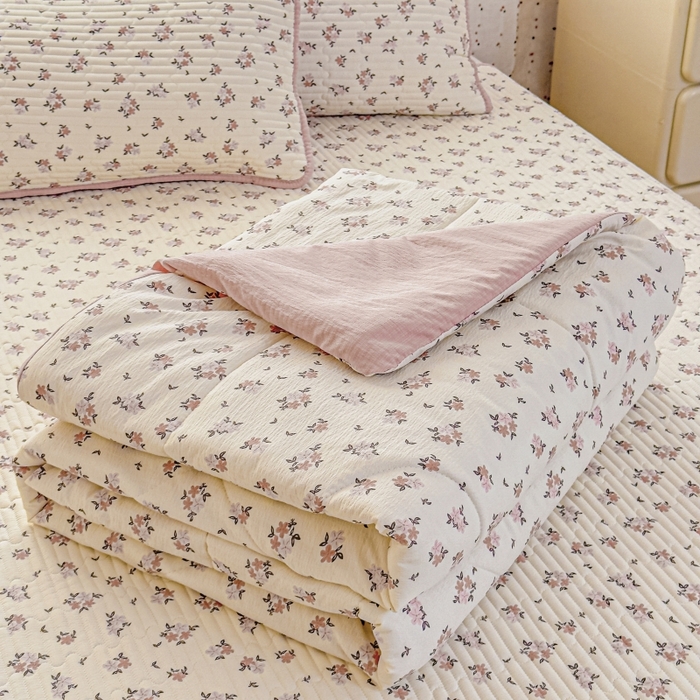 91家纺网 家纺一手货源 找家纺 贝扬思家纺 2026新款云感双层纱7A抗菌夏被四件套系列-栀夏系列 栀夏-苏瑾