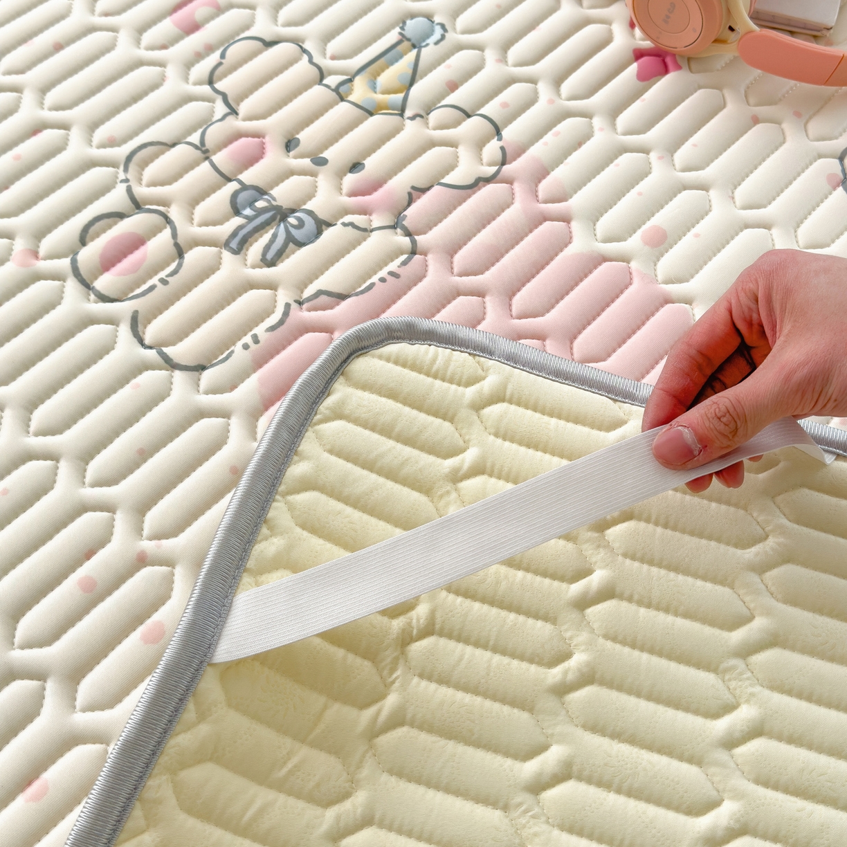 91家纺网 家纺一手货源 找家纺 摩妮卡 2026新款数码大版小清新乳胶凉席床席款三件套-场景一 甜心小熊