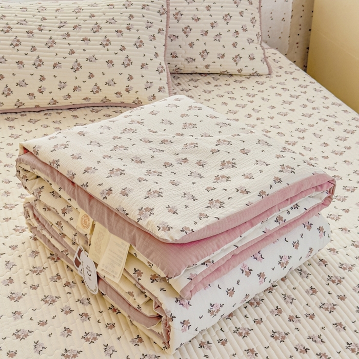 91家纺网 家纺一手货源 找家纺 贝扬思家纺 2026新款云感双层纱7A抗菌夏被四件套系列-栀夏系列 栀夏-苏瑾
