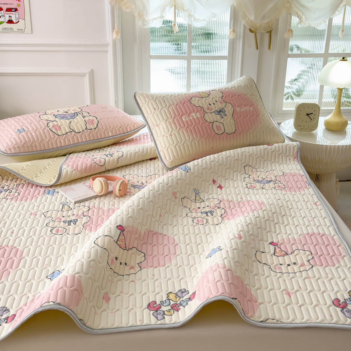 91家纺网 家纺一手货源 找家纺 摩妮卡 2026新款数码大版小清新乳胶凉席床席款三件套-场景一 甜心小熊