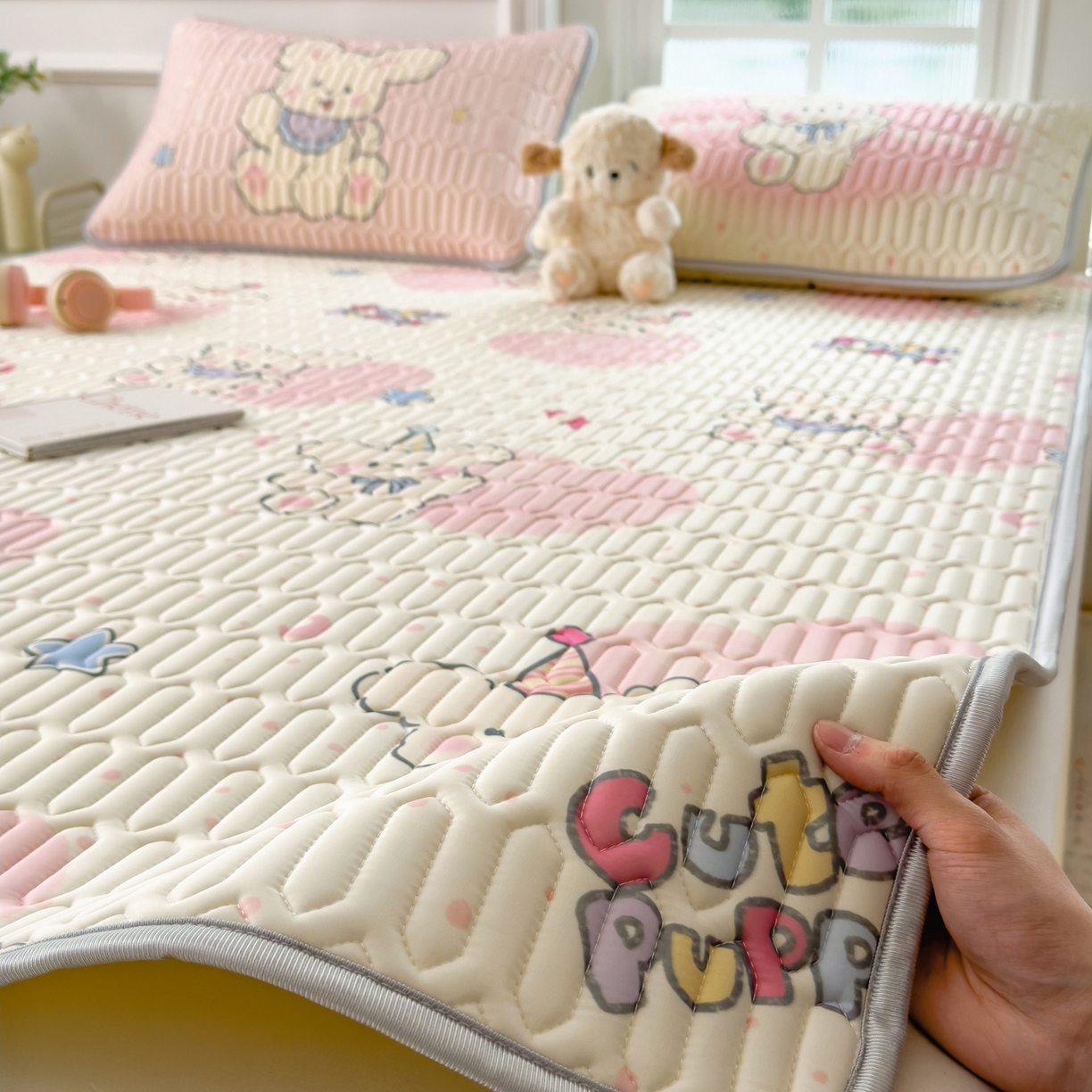 91家纺网 家纺一手货源 找家纺 摩妮卡 2026新款数码大版小清新乳胶凉席床席款三件套-场景一 甜心小熊