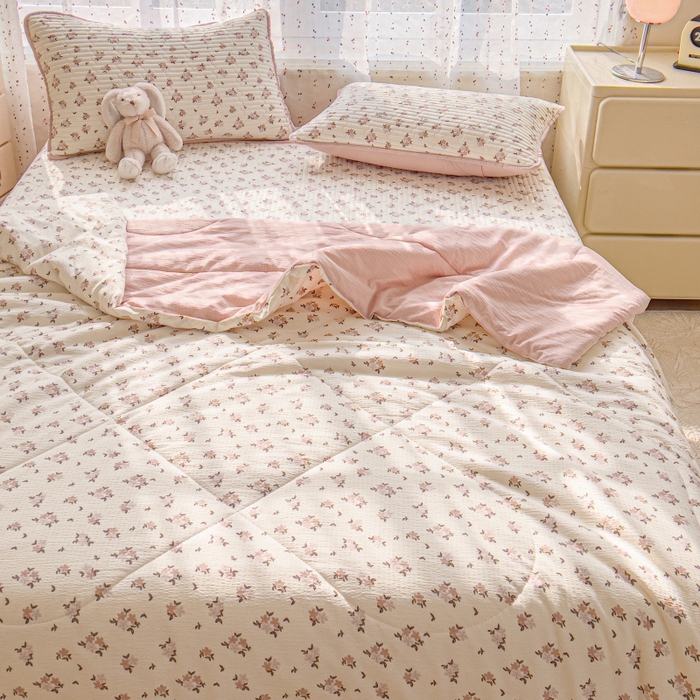 91家纺网 家纺一手货源 找家纺 贝扬思家纺 2026新款云感双层纱7A抗菌夏被四件套系列-栀夏系列 栀夏-苏瑾