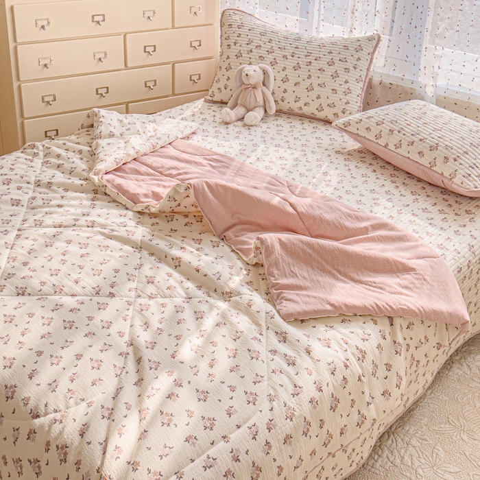 91家纺网 家纺一手货源 找家纺 贝扬思家纺 2026新款云感双层纱7A抗菌夏被四件套系列-栀夏系列 栀夏-苏瑾