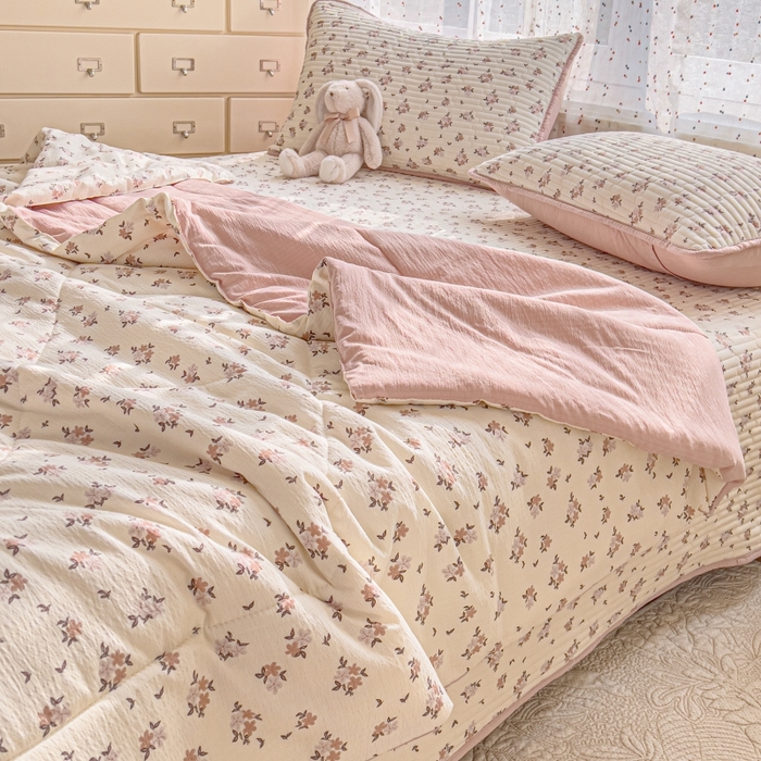 91家纺网 家纺一手货源 找家纺 贝扬思家纺 2026新款云感双层纱7A抗菌夏被四件套系列-栀夏系列 栀夏-苏瑾