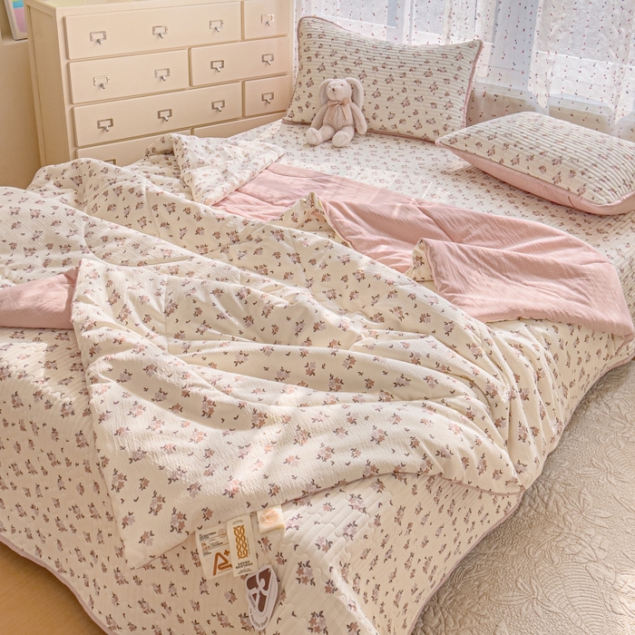 91家纺网 家纺一手货源 找家纺 贝扬思家纺 2026新款云感双层纱7A抗菌夏被四件套系列-栀夏系列 栀夏-苏瑾