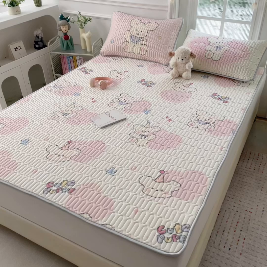 91家纺网 家纺一手货源 找家纺 摩妮卡 2026新款数码大版小清新乳胶凉席床席款三件套-场景一 甜心小熊