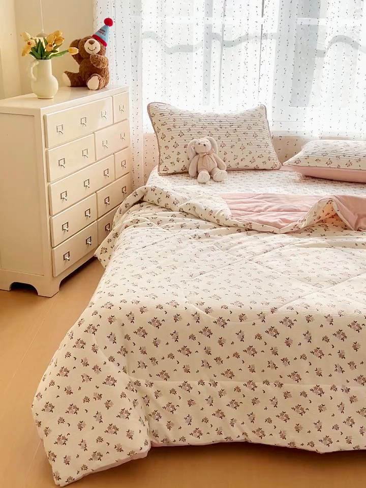 91家纺网 家纺一手货源 找家纺 贝扬思家纺 2026新款云感双层纱7A抗菌夏被四件套系列-栀夏系列 栀夏-苏瑾