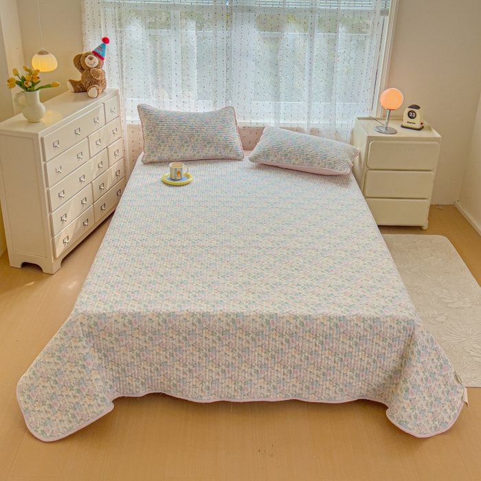 91家纺网 家纺一手货源 找家纺 贝扬思家纺 2026新款云感双层纱7A抗菌夏被四件套系列-栀夏系列 栀夏-童话花岛