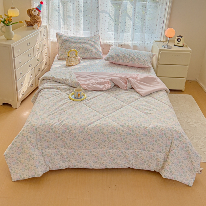 91家纺网 家纺一手货源 找家纺 贝扬思家纺 2026新款云感双层纱7A抗菌夏被四件套系列-栀夏系列 栀夏-童话花岛