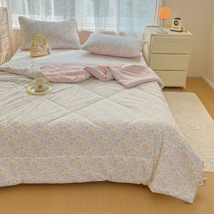 91家纺网 家纺一手货源 找家纺 贝扬思家纺 2026新款云感双层纱7A抗菌夏被四件套系列-栀夏系列 栀夏-童话花岛