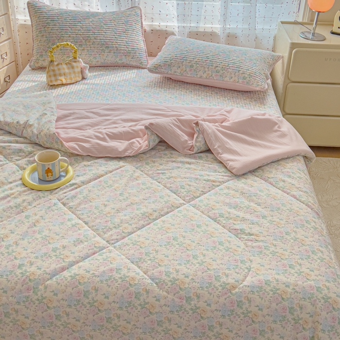 91家纺网 家纺一手货源 找家纺 贝扬思家纺 2026新款云感双层纱7A抗菌夏被四件套系列-栀夏系列 栀夏-童话花岛