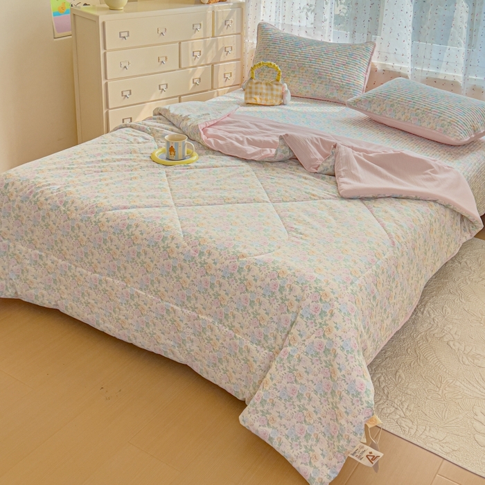 91家纺网 家纺一手货源 找家纺 贝扬思家纺 2026新款云感双层纱7A抗菌夏被四件套系列-栀夏系列 栀夏-童话花岛