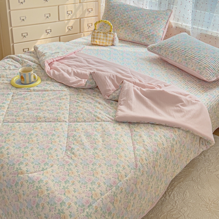 91家纺网 家纺一手货源 找家纺 贝扬思家纺 2026新款云感双层纱7A抗菌夏被四件套系列-栀夏系列 栀夏-童话花岛