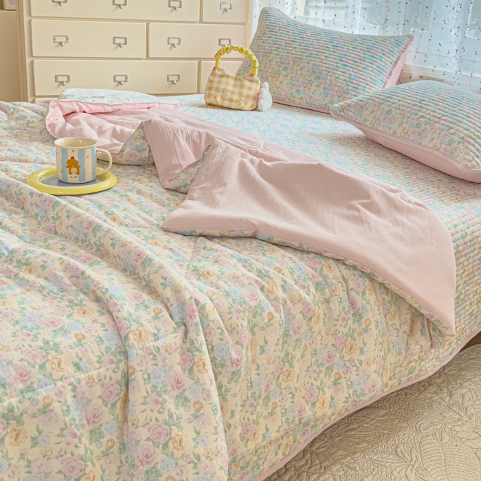 91家纺网 家纺一手货源 找家纺 贝扬思家纺 2026新款云感双层纱7A抗菌夏被四件套系列-栀夏系列 栀夏-童话花岛