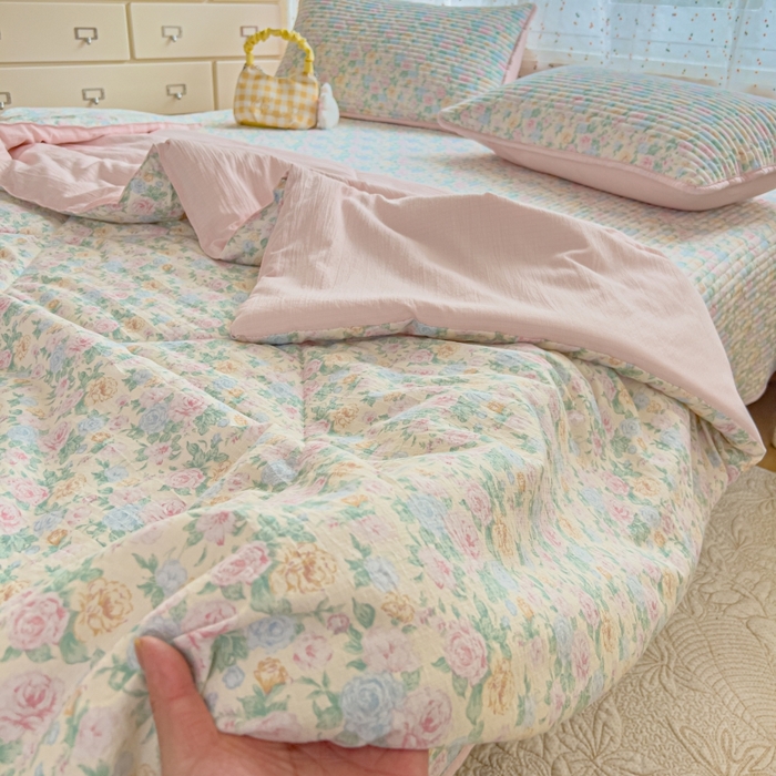 91家纺网 家纺一手货源 找家纺 贝扬思家纺 2026新款云感双层纱7A抗菌夏被四件套系列-栀夏系列 栀夏-童话花岛