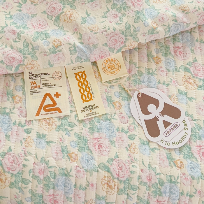 91家纺网 家纺一手货源 找家纺 贝扬思家纺 2026新款云感双层纱7A抗菌夏被四件套系列-栀夏系列 栀夏-童话花岛