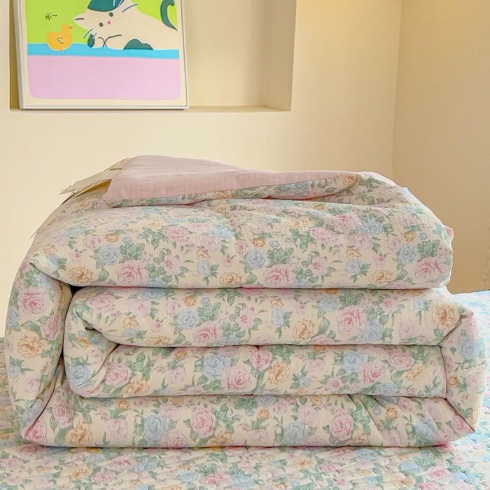 91家纺网 家纺一手货源 找家纺 贝扬思家纺 2026新款云感双层纱7A抗菌夏被四件套系列-栀夏系列 栀夏-童话花岛