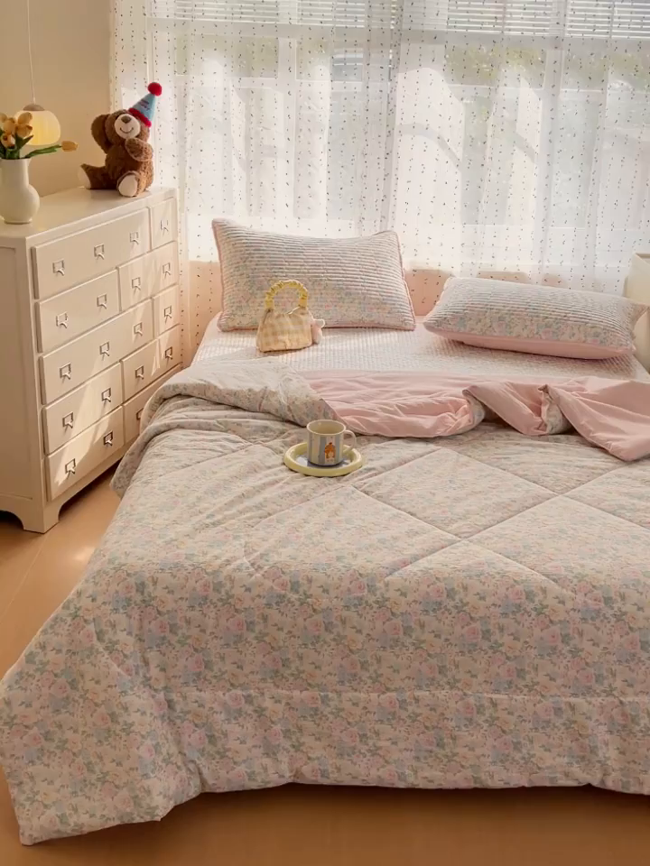 91家纺网 家纺一手货源 找家纺 贝扬思家纺 2026新款云感双层纱7A抗菌夏被四件套系列-栀夏系列 栀夏-童话花岛