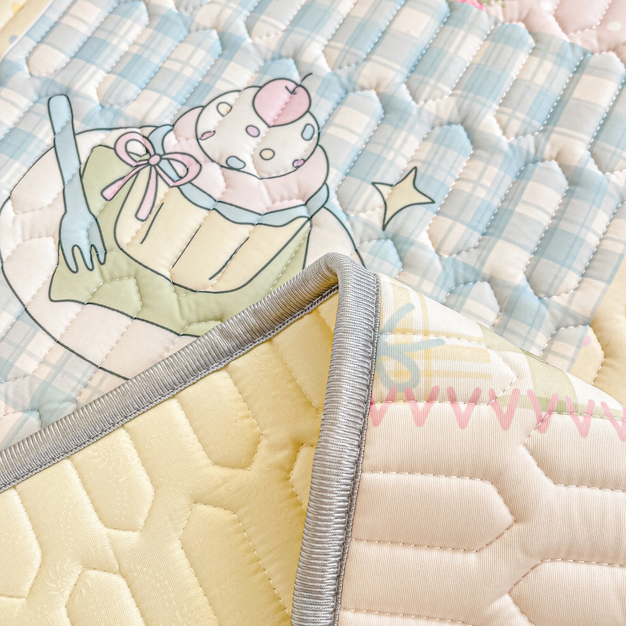 91家纺网 家纺一手货源 找家纺 摩妮卡 2026新款数码大版小清新乳胶凉席床席款三件套-场景一 童话小片段